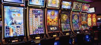 Pemandangan meja judi sportsbook dan slot online di rumahmpo